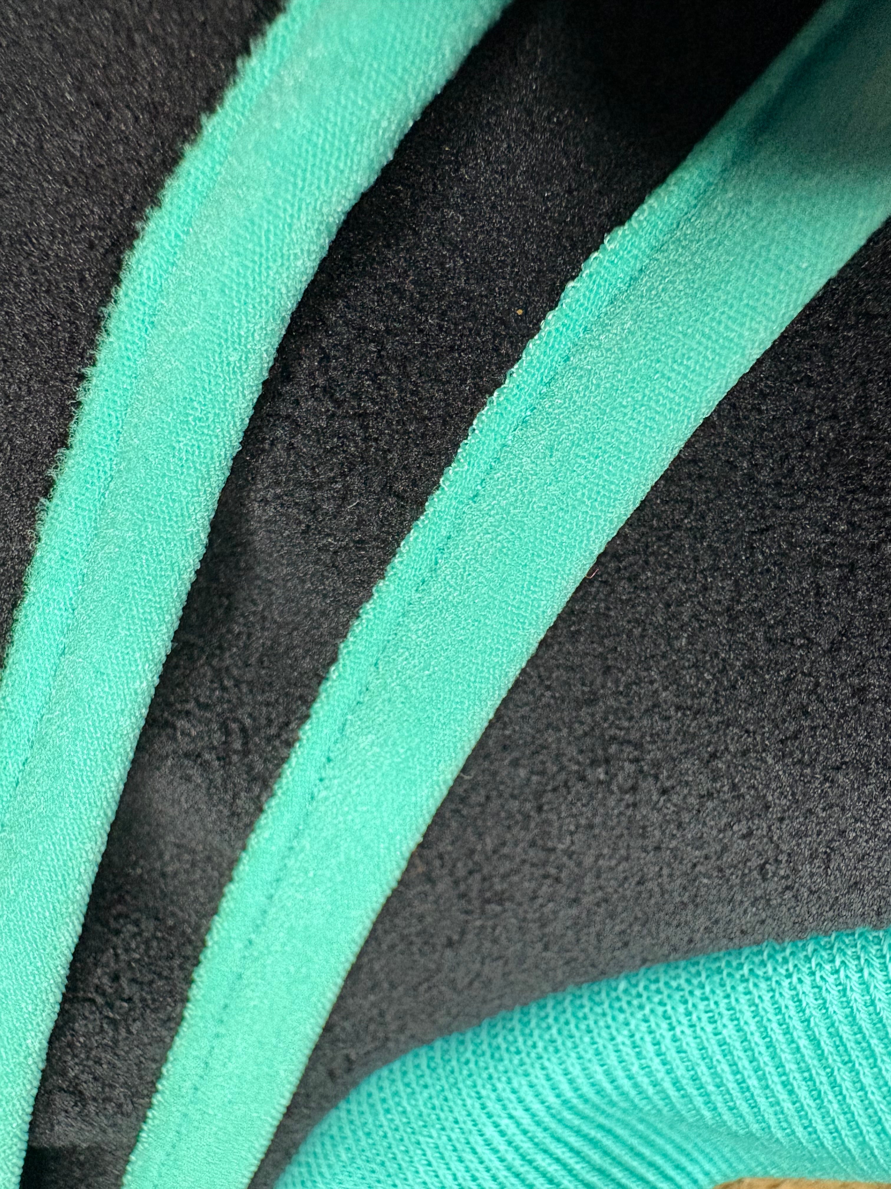 Open-Leg Fleece Vest - Black & Aqua