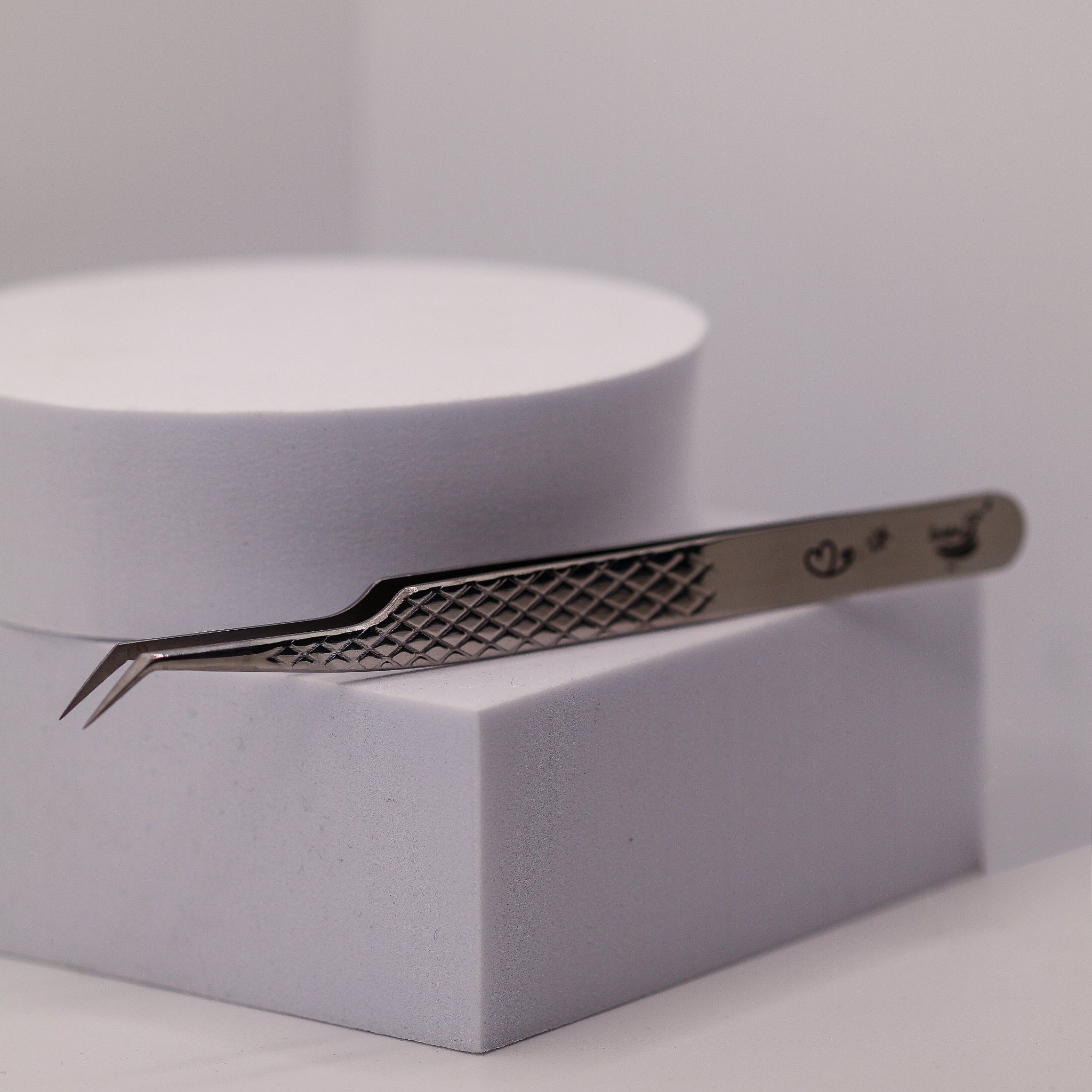 Angled Fibre Grip Volume Tweezers