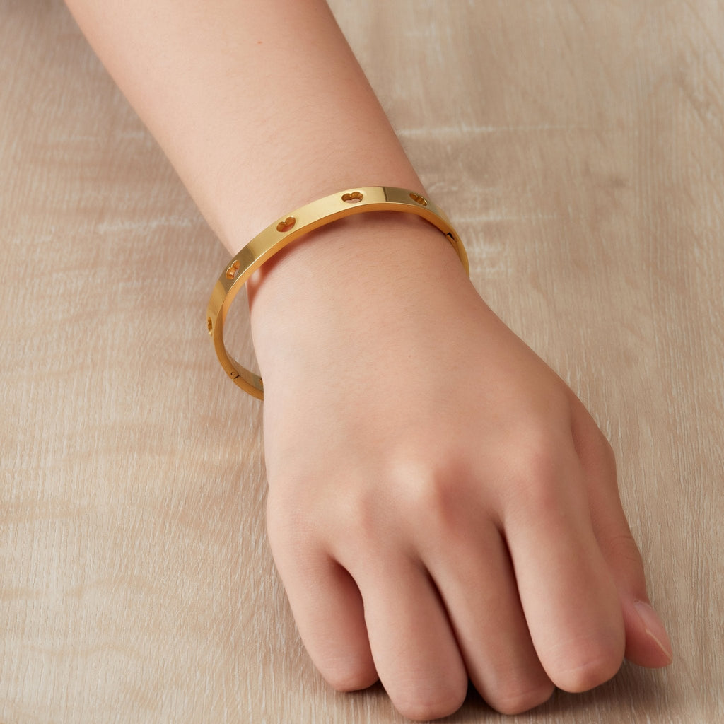 18k Gold Plated Stainless Steel Heart Bangle (7 Inch)