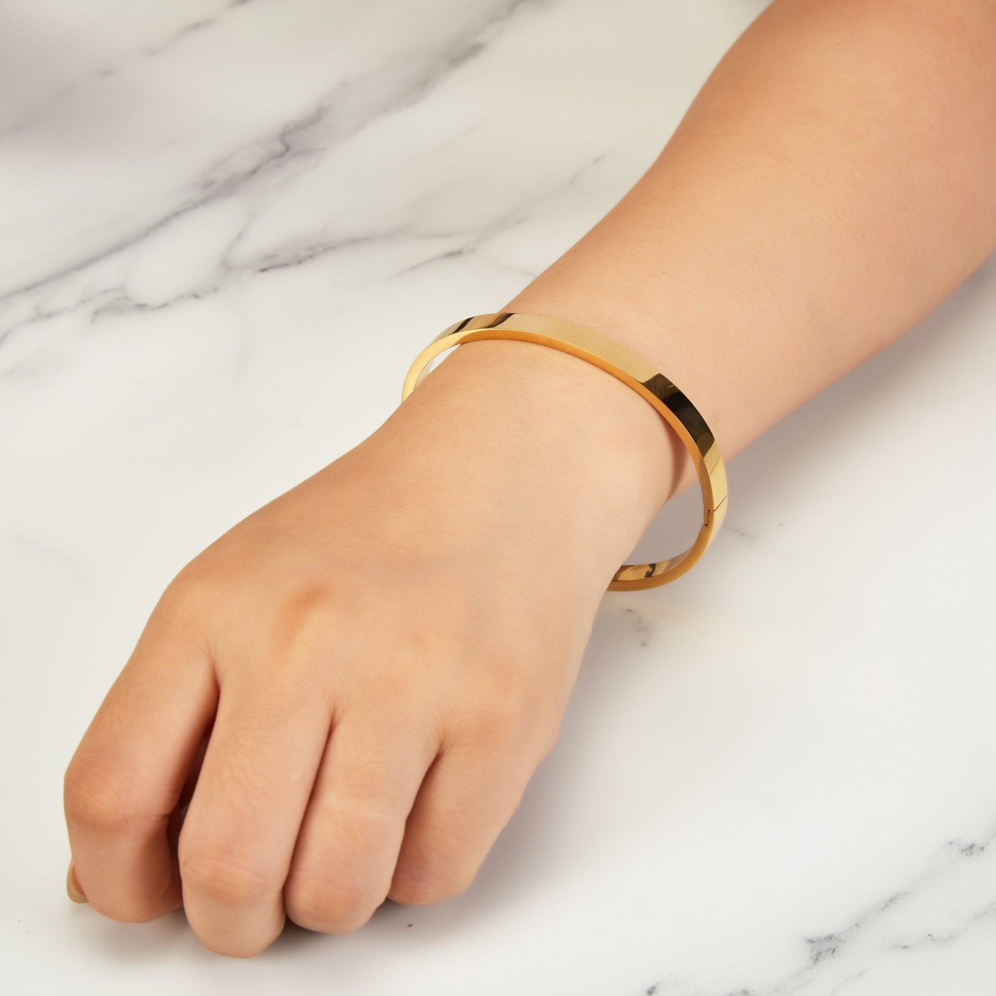 18k Gold Plated Stainless Steel Polished Bangle (7 Inch)